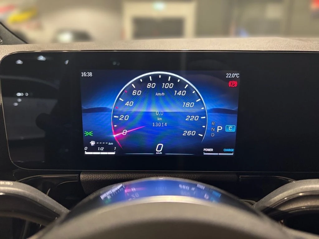 Mercedes-Benz-GLA 200-image-6