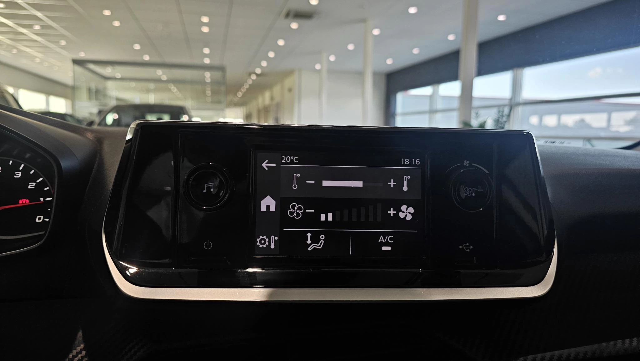 Peugeot-208-image-16