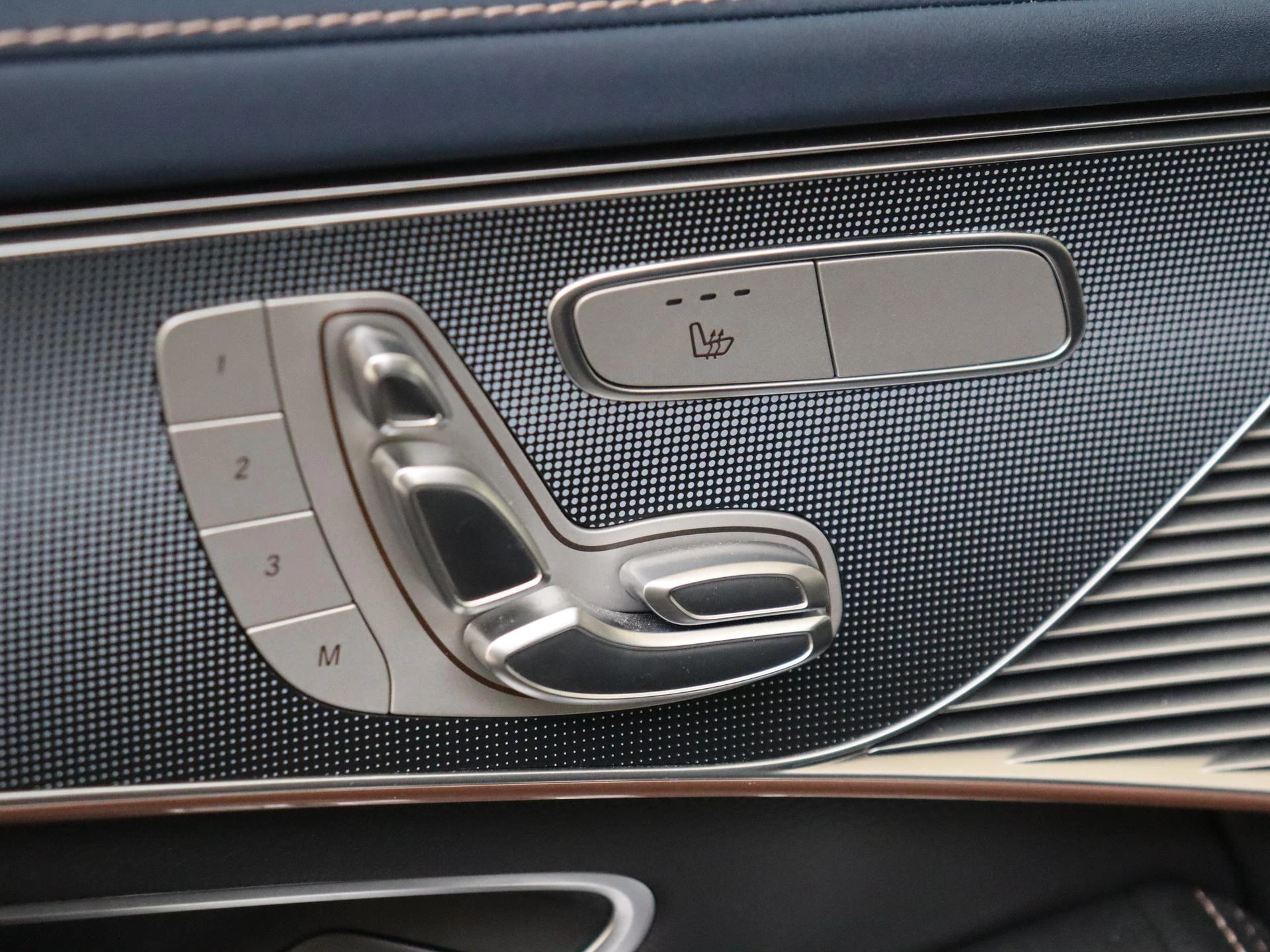 Mercedes-Benz-EQC-image-25