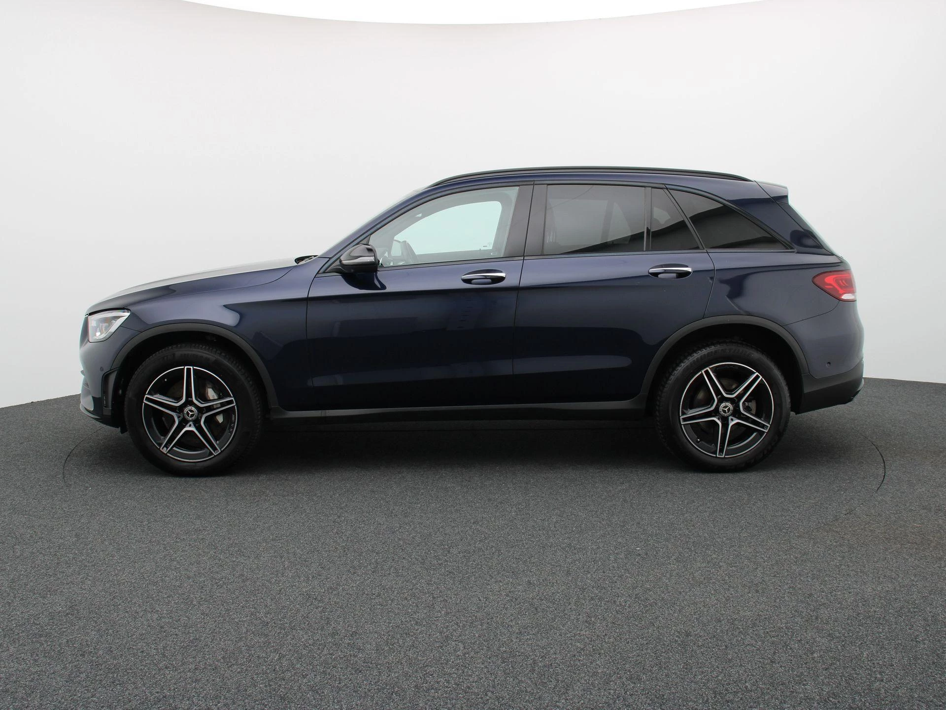 Mercedes-Benz GLC 300e SUV AMG LINE + PANO DAK + BURMESTER + CARPLAY + SURROUND VIEW +