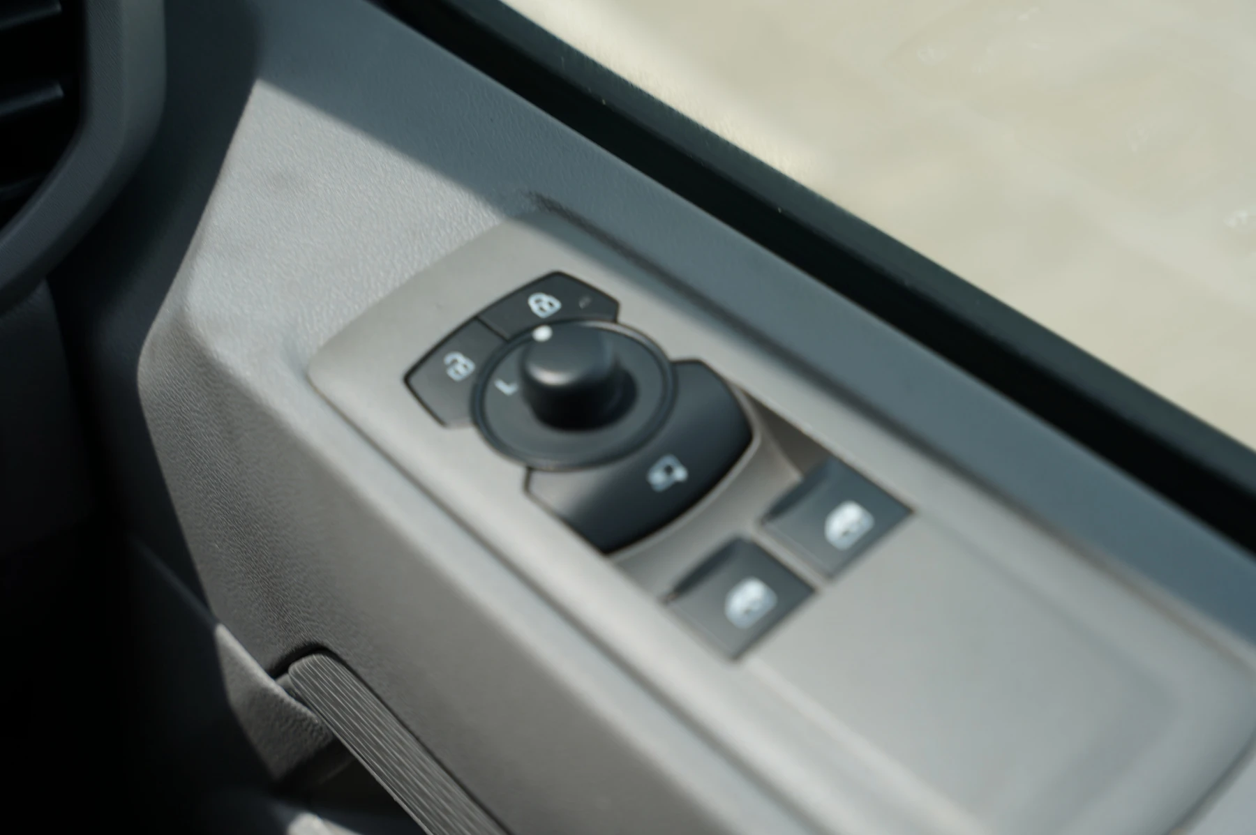 Volkswagen-Transporter-image-18