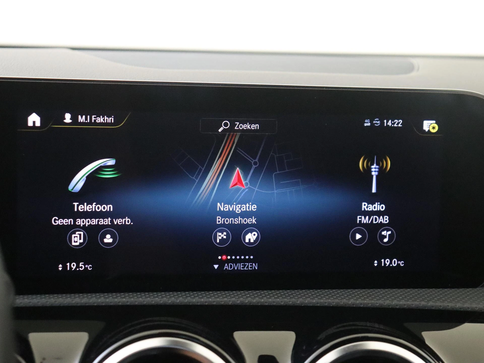 Mercedes-Benz-CLA-image-15