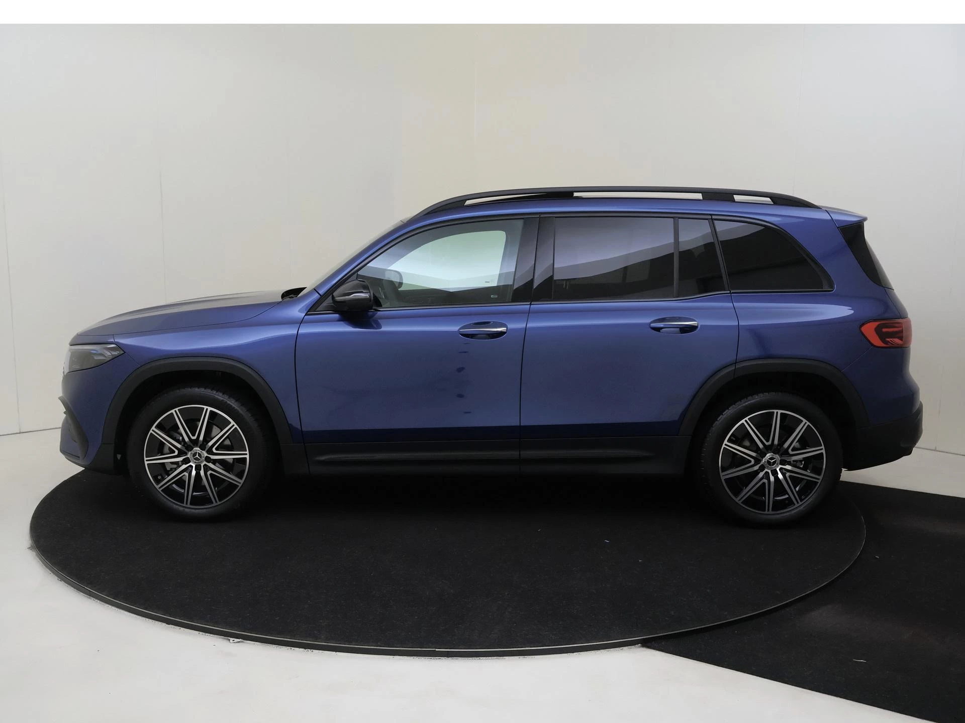 Mercedes-Benz-EQB-image-1