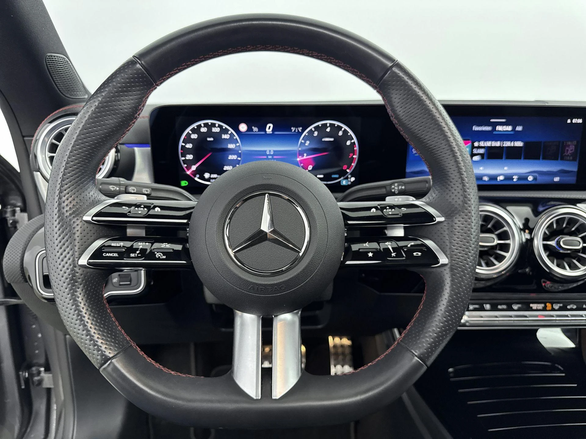 Mercedes-Benz-CLA-image-27
