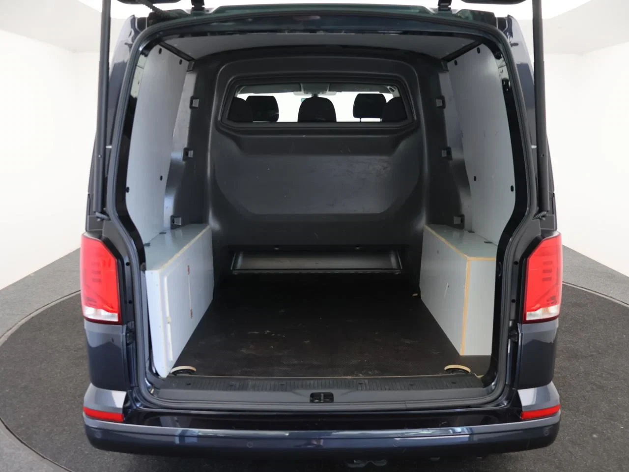 Volkswagen-Transporter-image-7