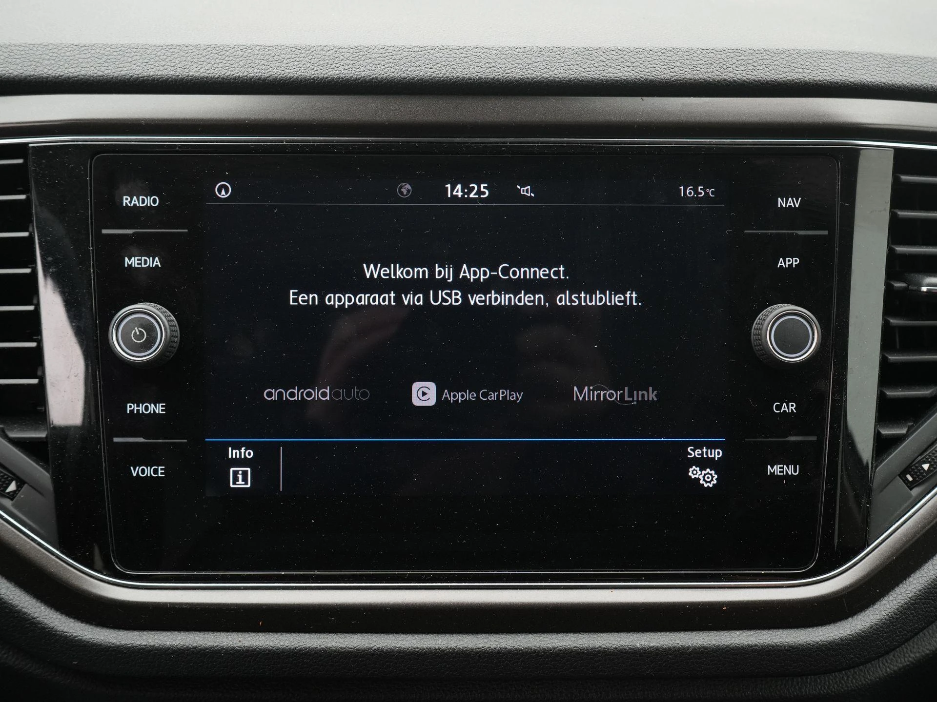 Volkswagen-T-Roc-image-13