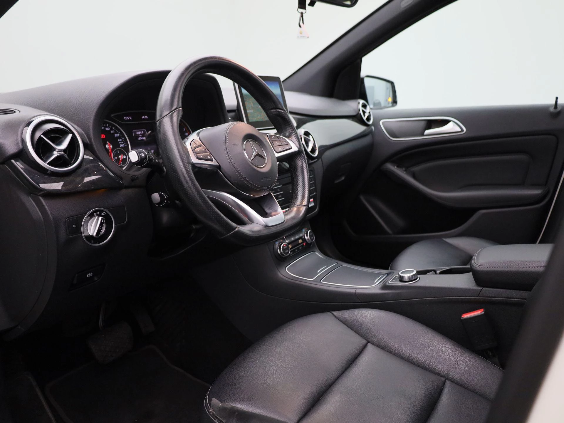 Mercedes-Benz-B-Klasse-image-30