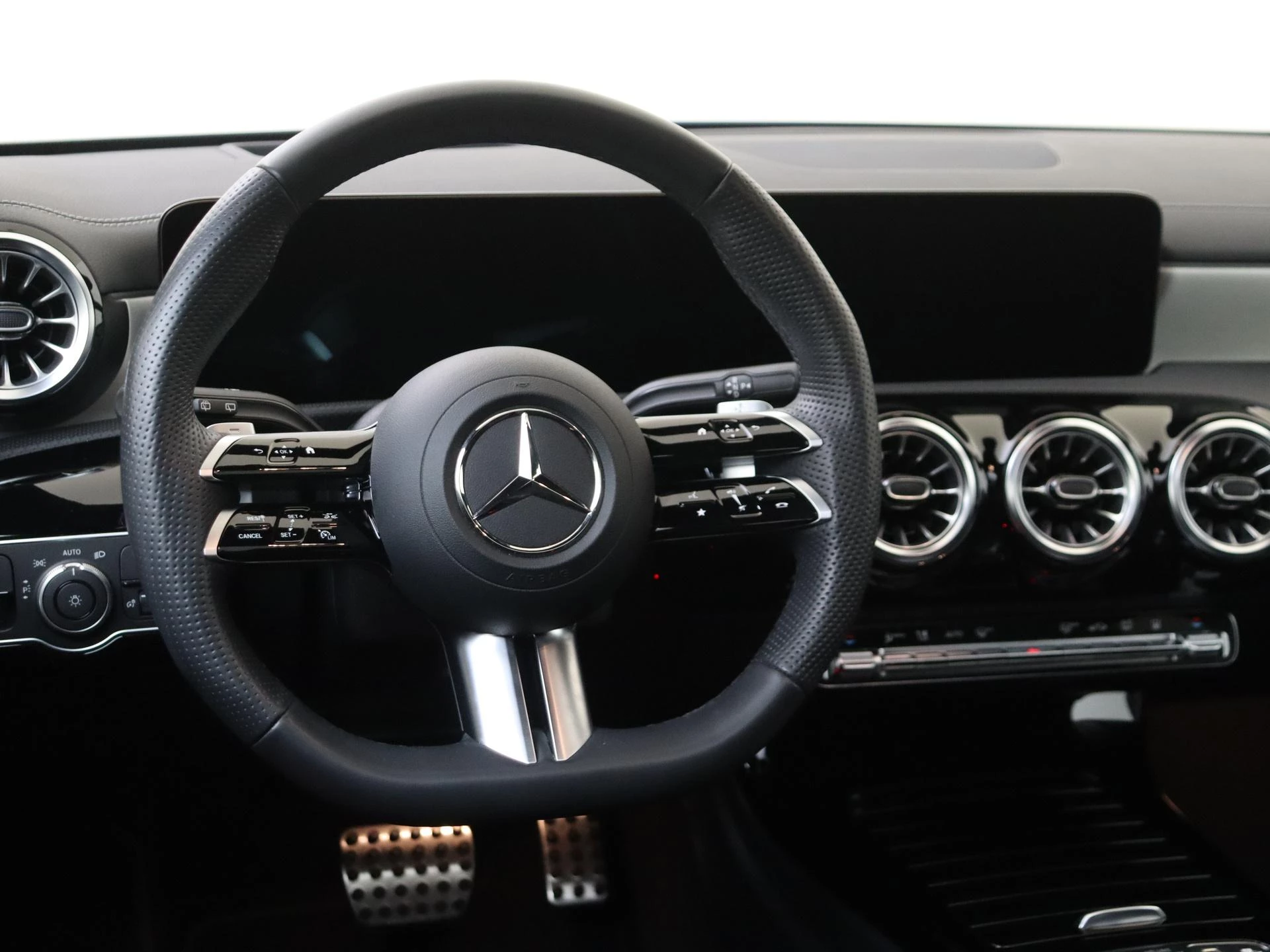 Mercedes-Benz-CLA-image-12