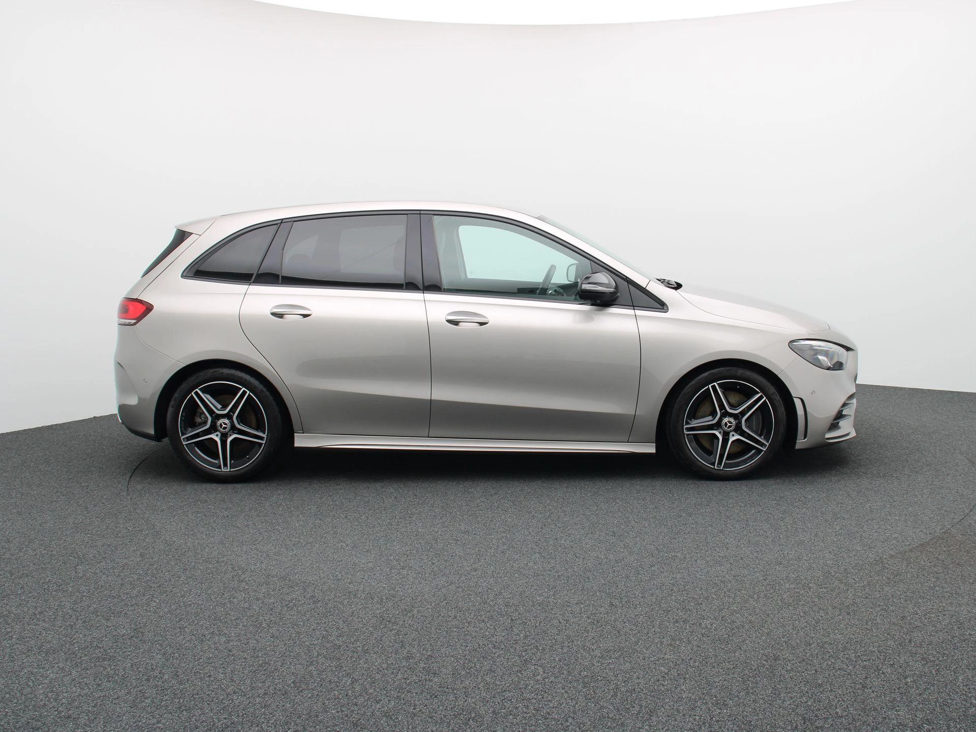 Mercedes-Benz B-Klasse 250 AMG Line + 224 PK + CARPLAY + NIGHTPAKKET +