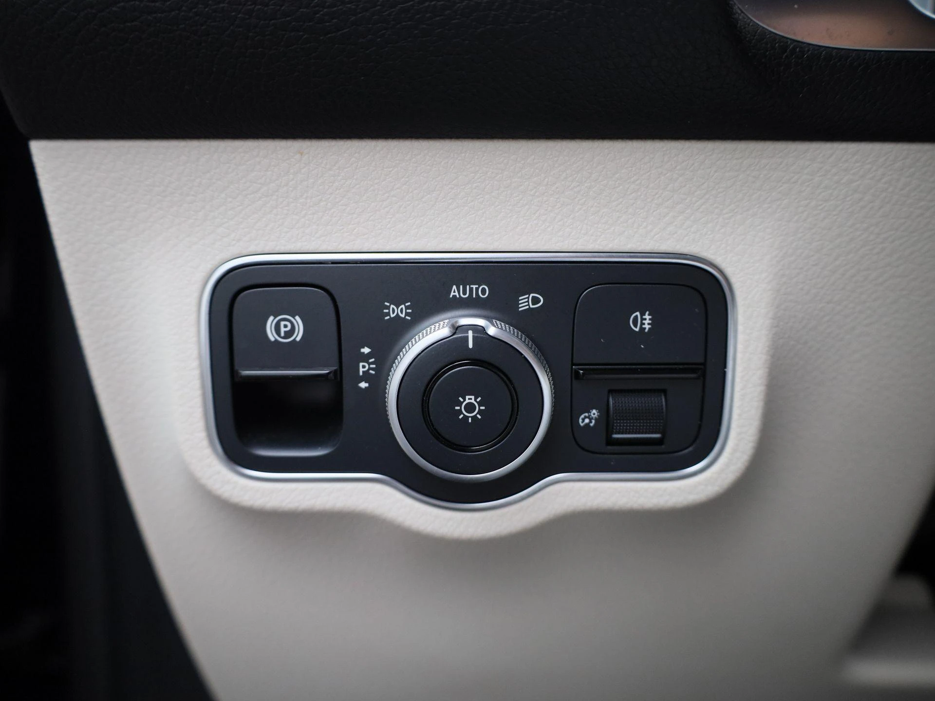 Mercedes-Benz-EQB-image-26