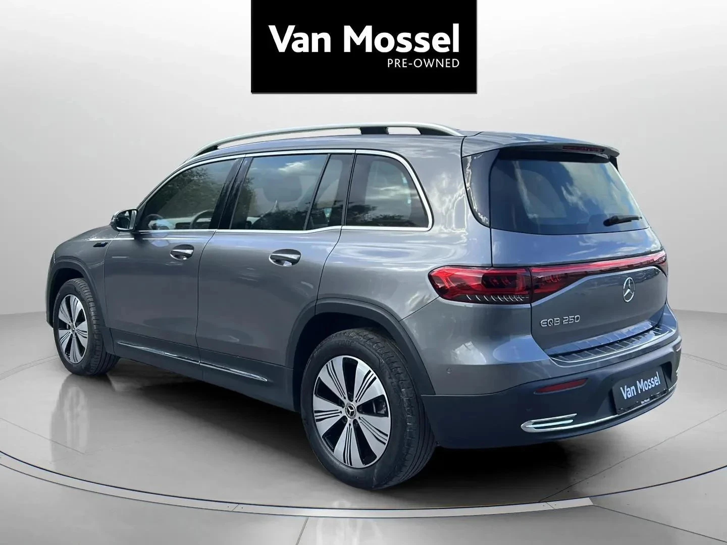 Mercedes-Benz-EQB-image-6