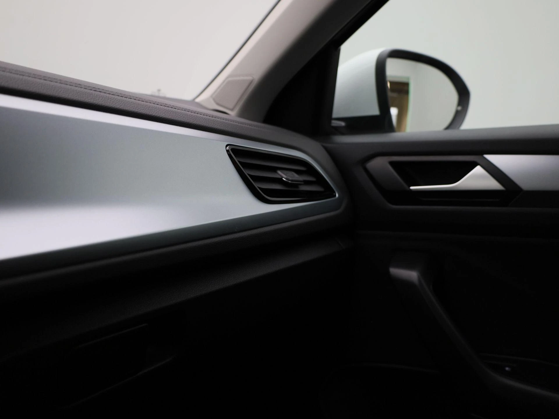 Volkswagen-T-Roc-image-25
