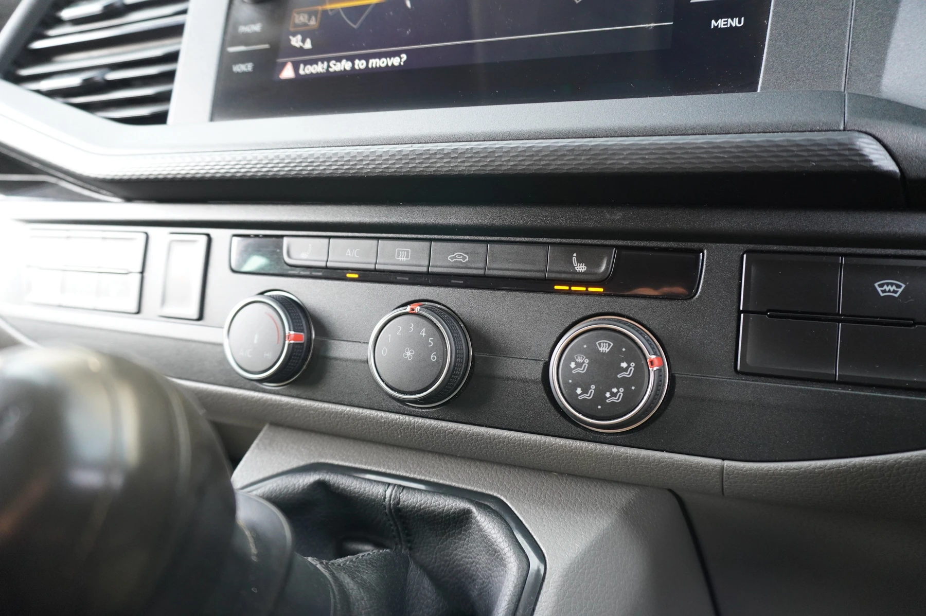 Volkswagen-Transporter-image-28