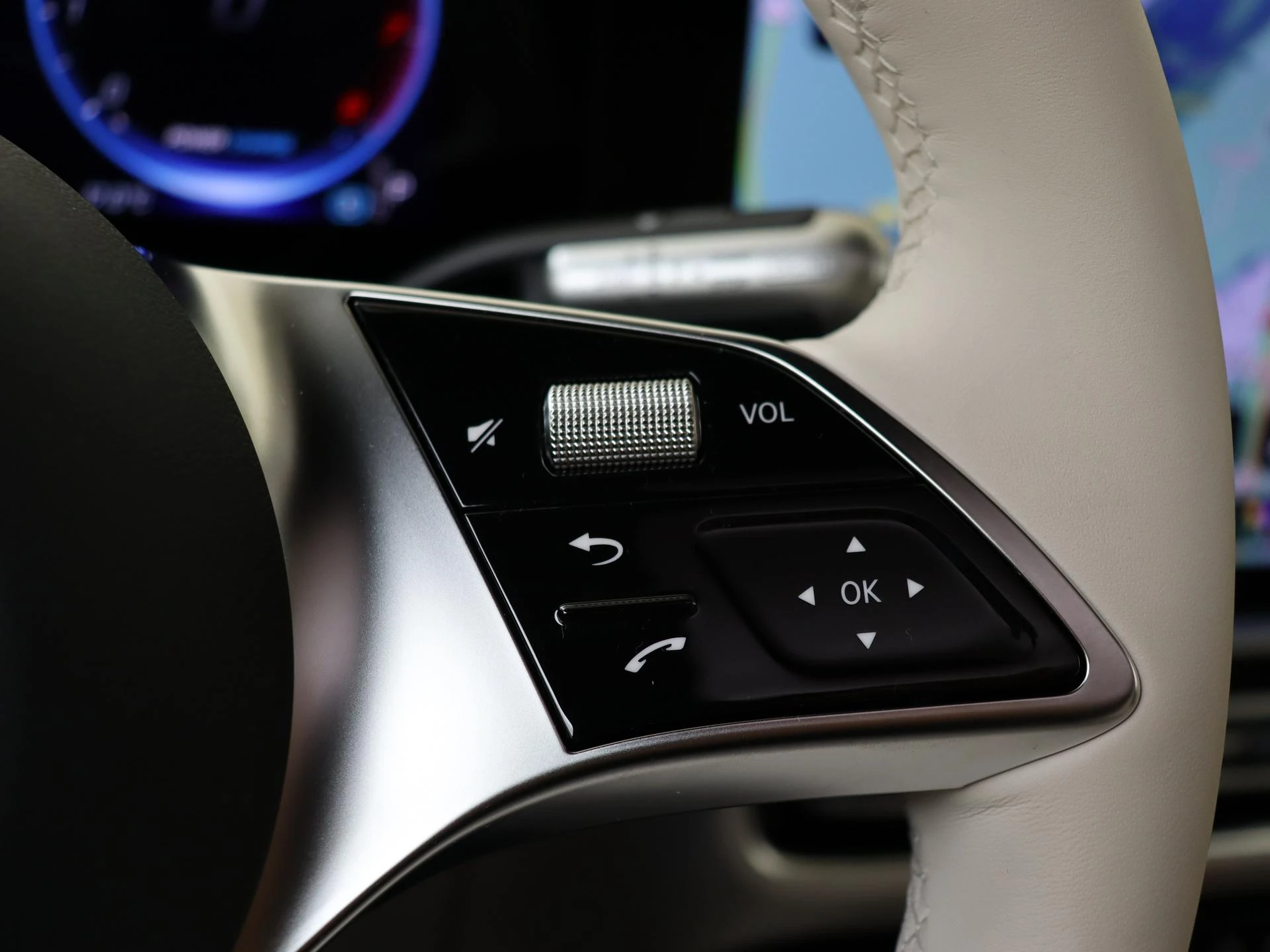 Mercedes-Benz-GLB-image-12