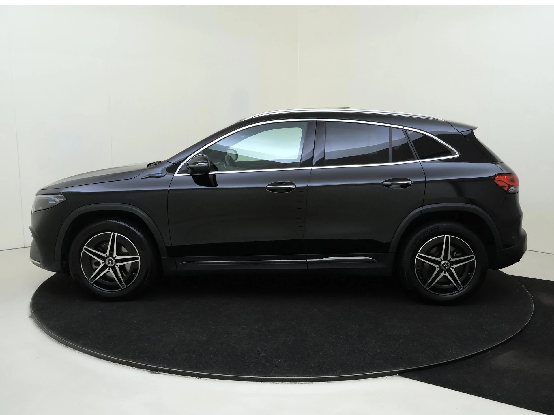 Mercedes-Benz-EQA-image-7