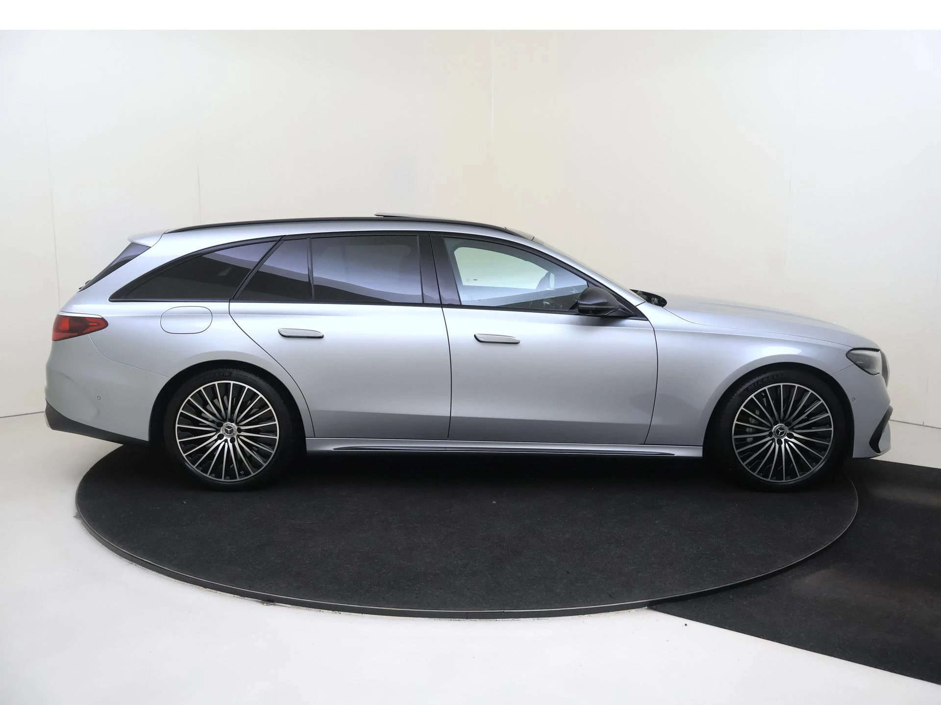 Mercedes-Benz-E-Klasse-image-8