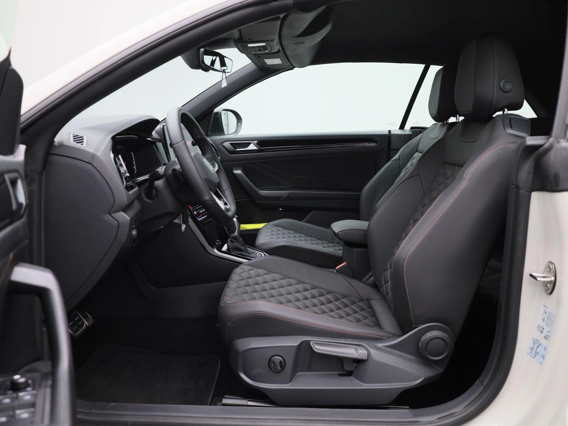 Volkswagen-T-Roc-image-10