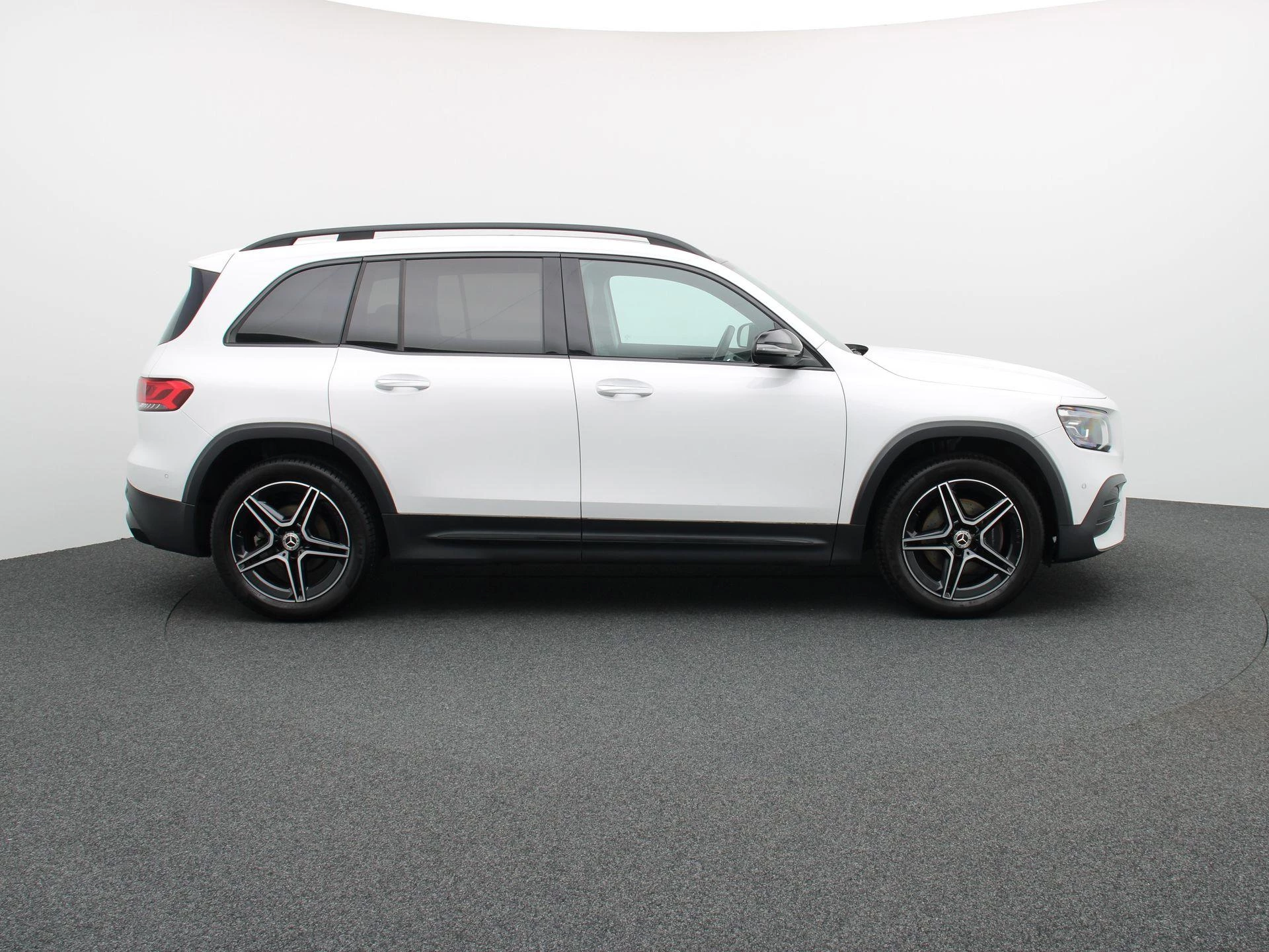Mercedes-Benz GLB 180 AMG Line + PANORAMISCH DAK + MULTIBEAM LED + CARPLAY +