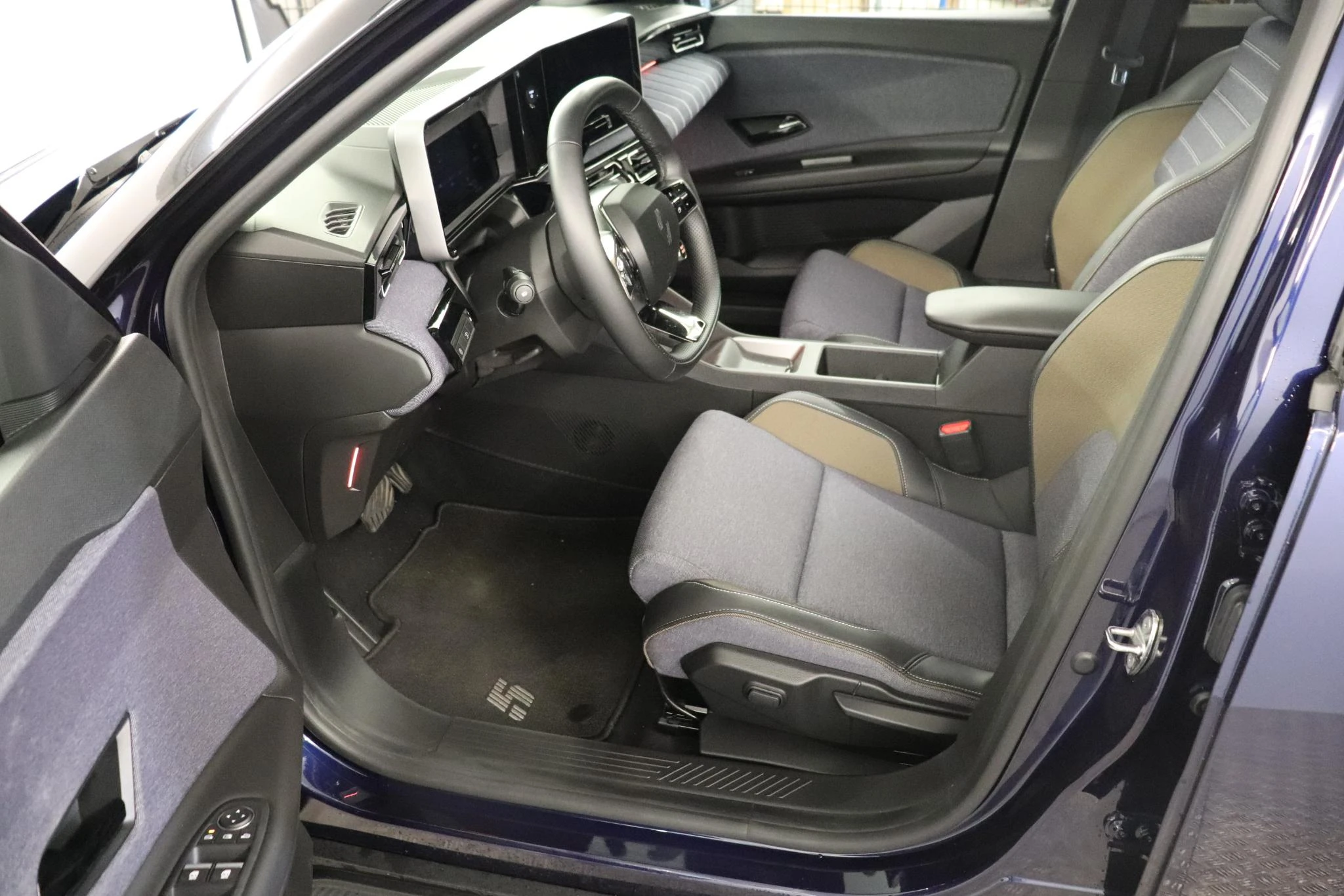 Renault 5 E-Tech electric EV 52kWh Techno 110 kW comfort range