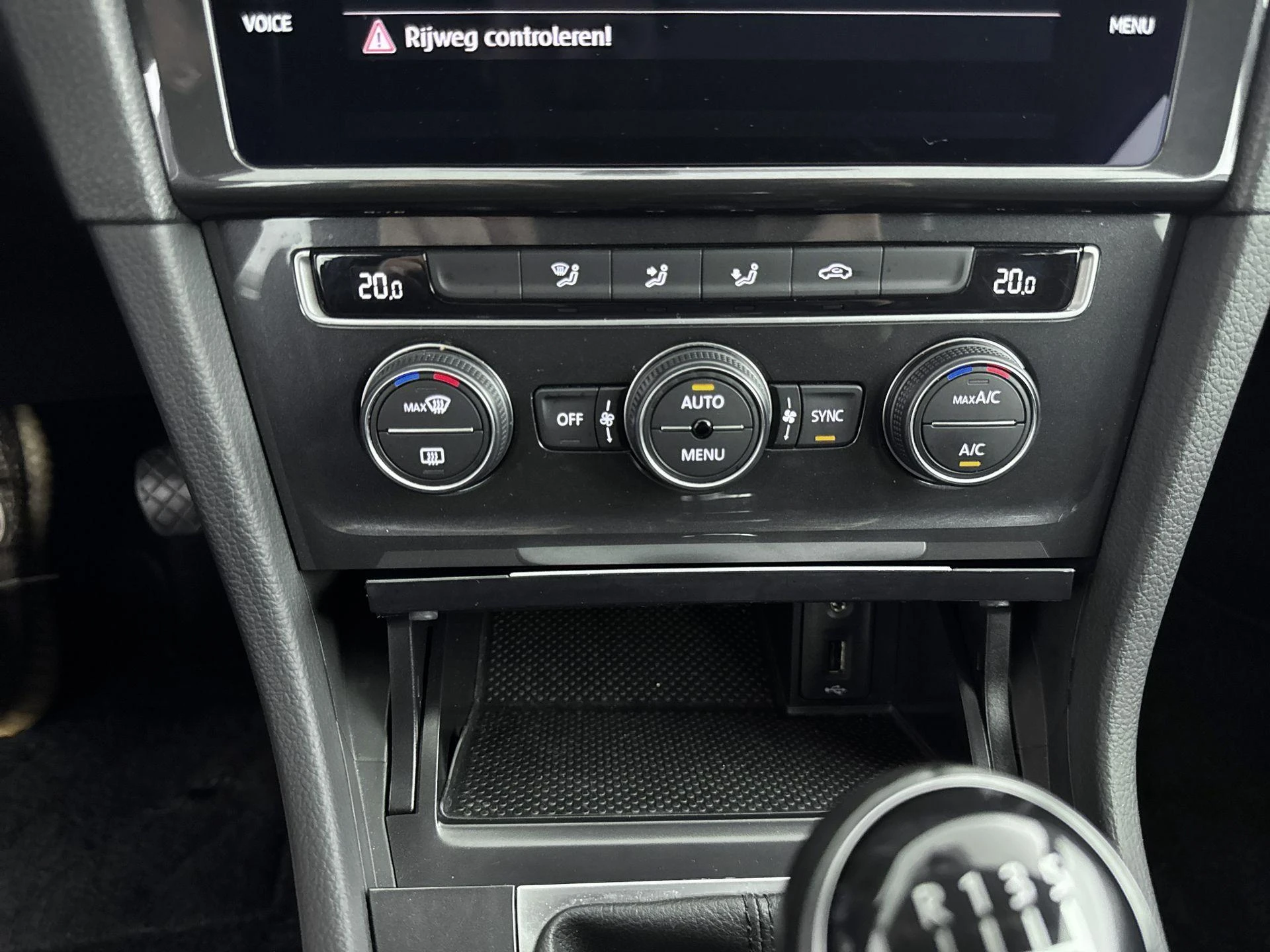 Volkswagen-Golf-image-18