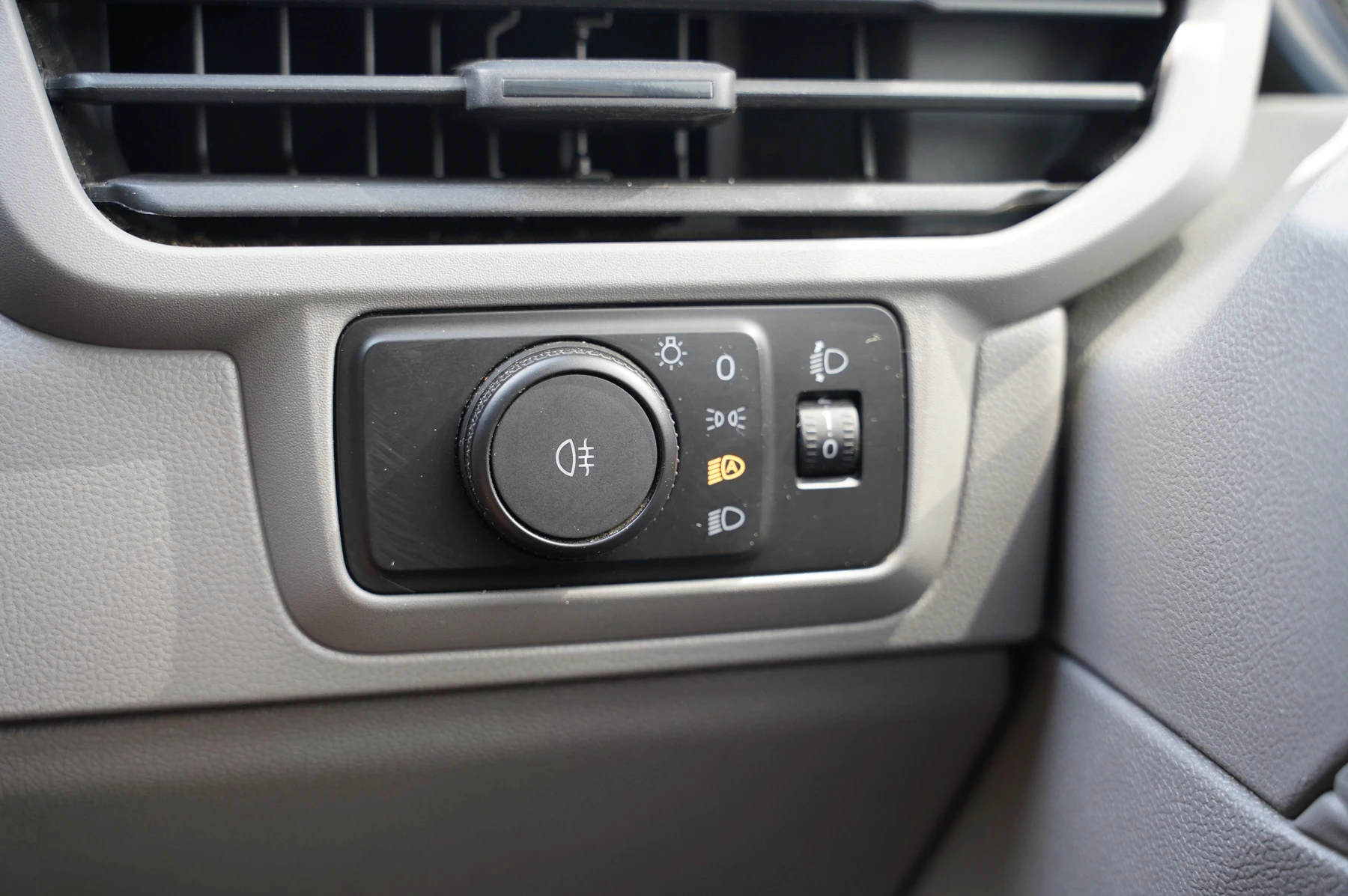 Volkswagen-Transporter-image-16