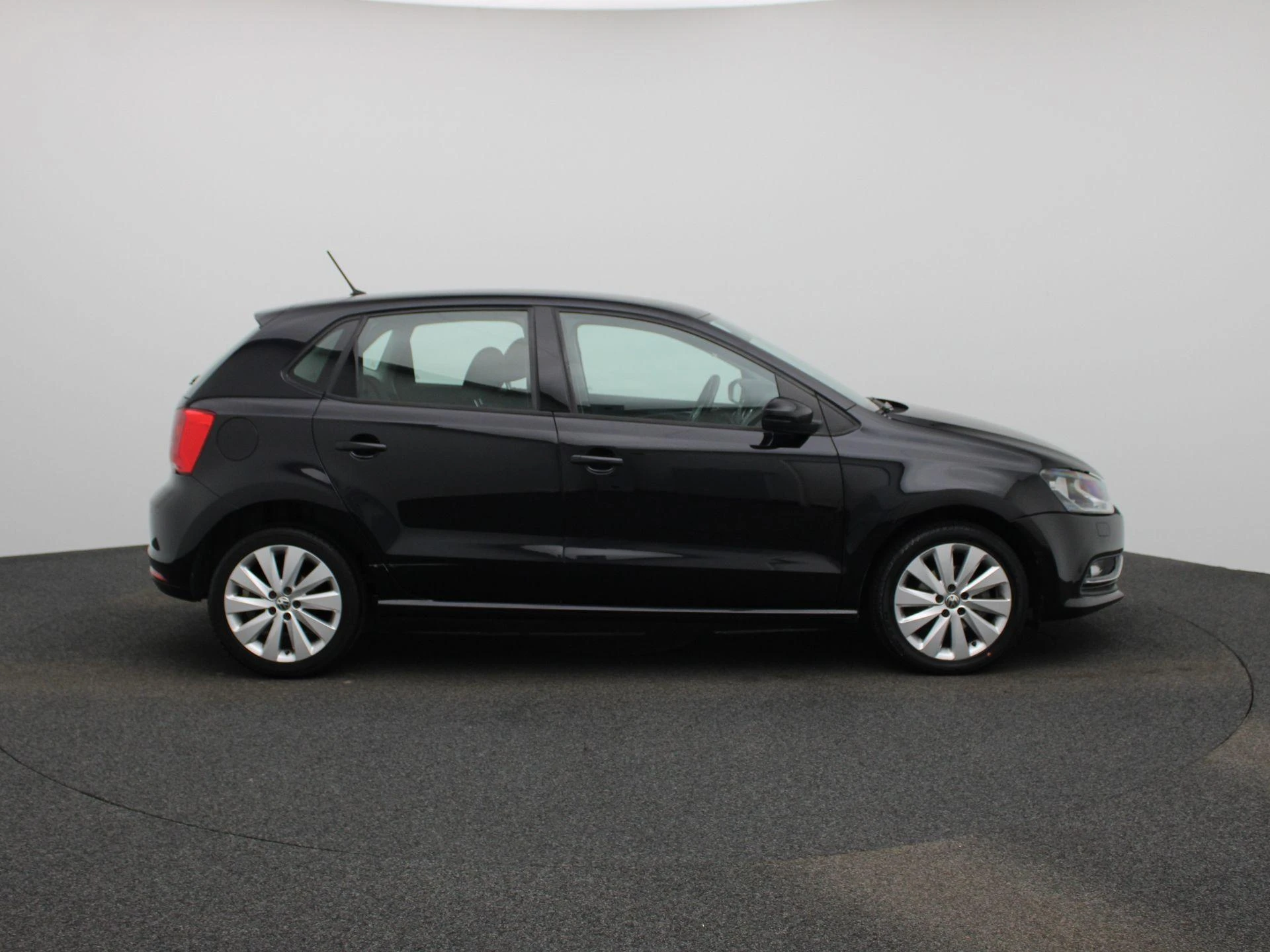 Volkswagen-Polo-image-5