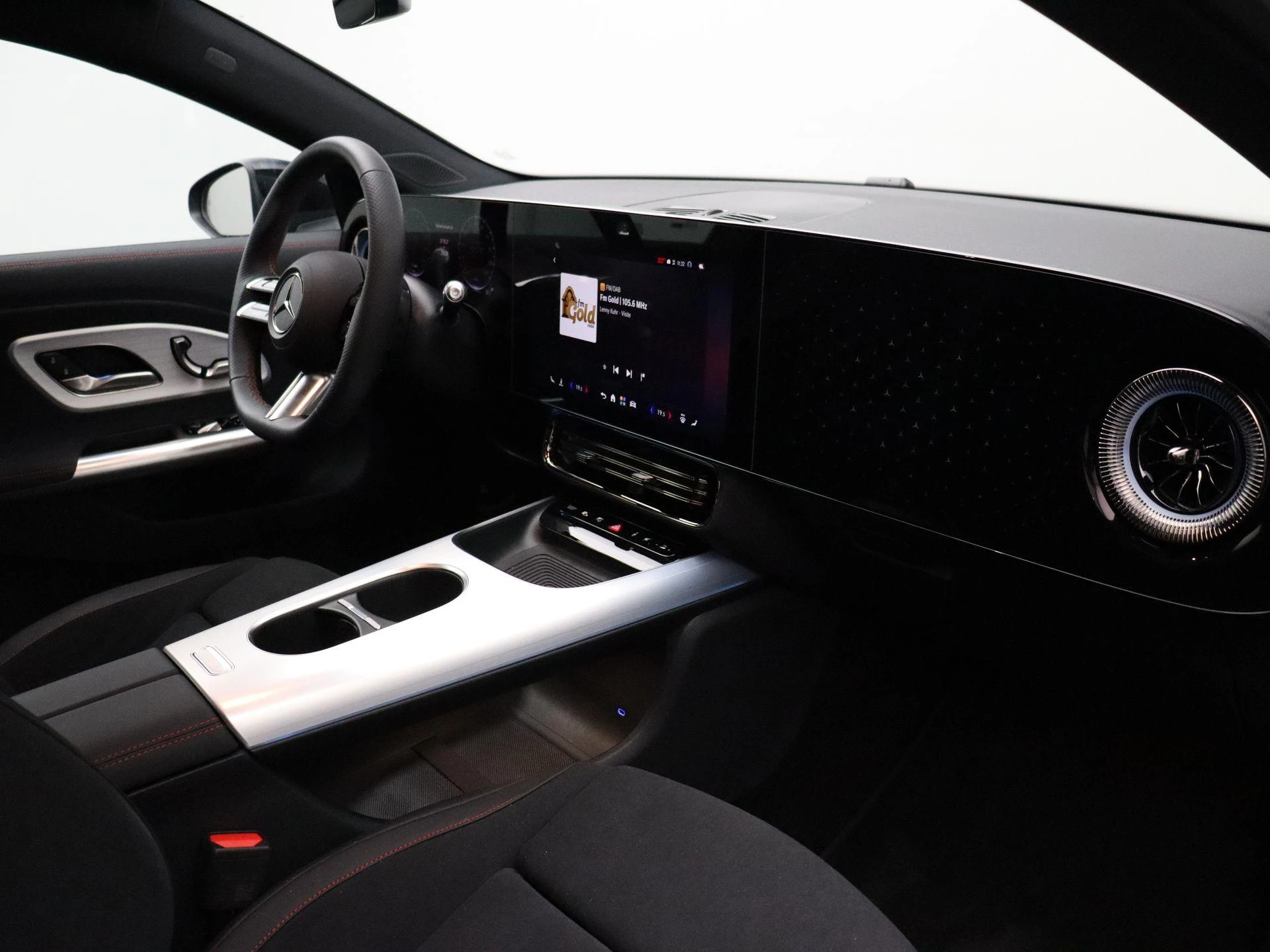 Mercedes-Benz-CLA-image-27