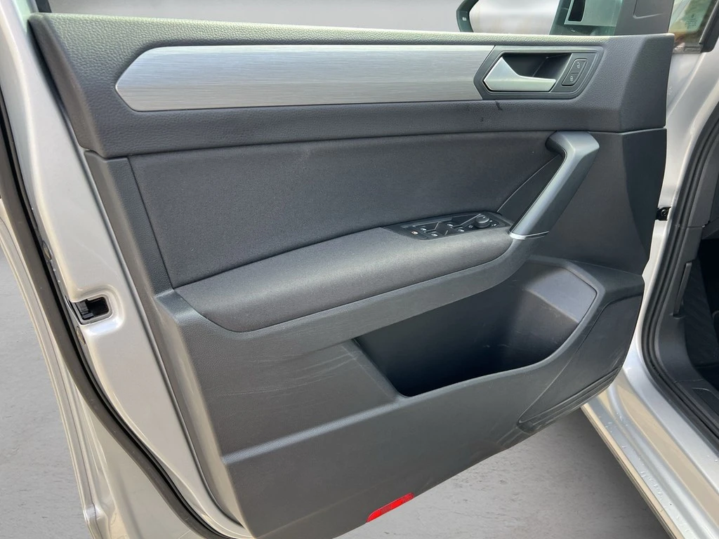 Volkswagen-Touran-image-5