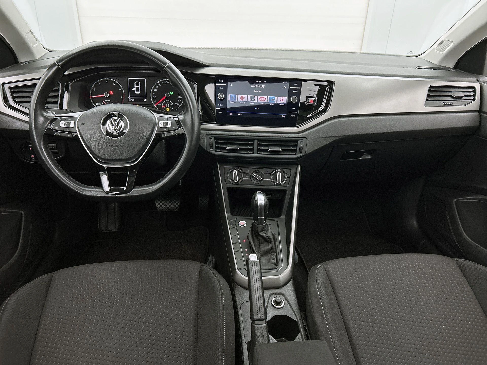 Volkswagen-Polo-image-19