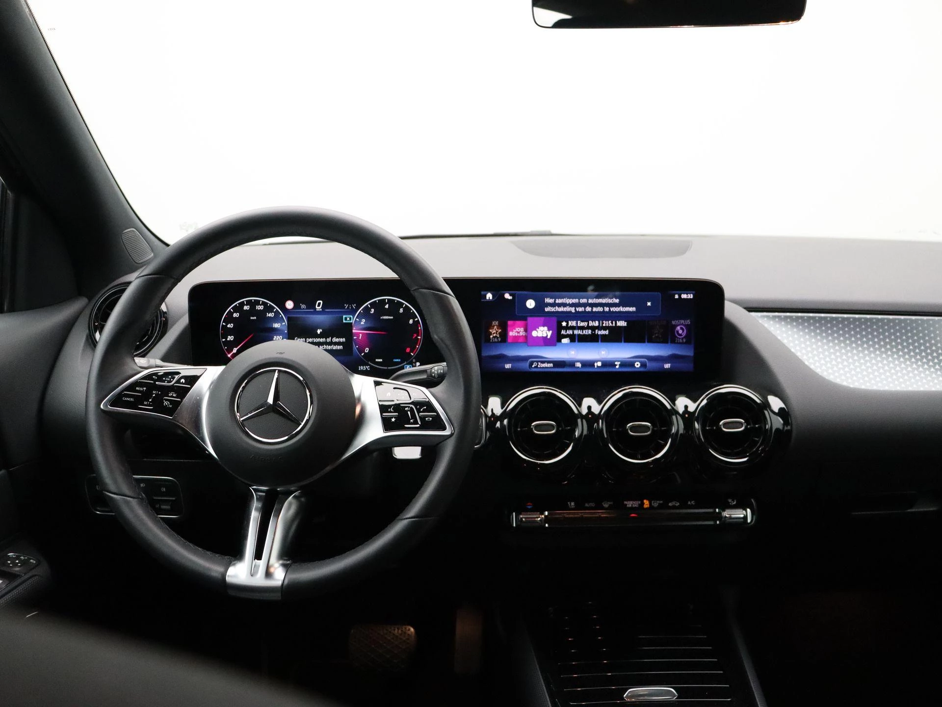 Mercedes-Benz GLA 180 Business Line + TREKHAAK + CAMERA + SENSOREN +
