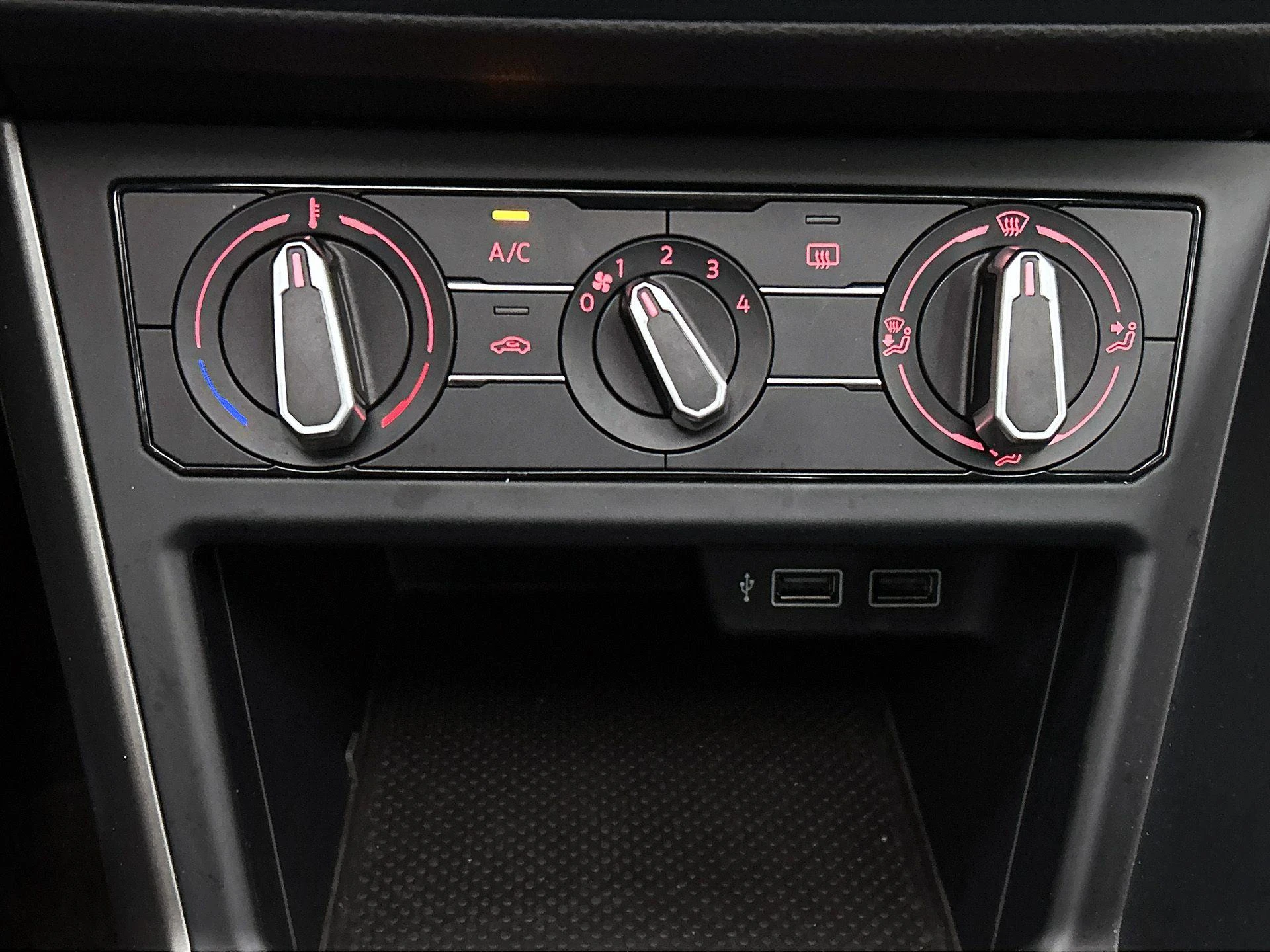 Volkswagen-Polo-image-23