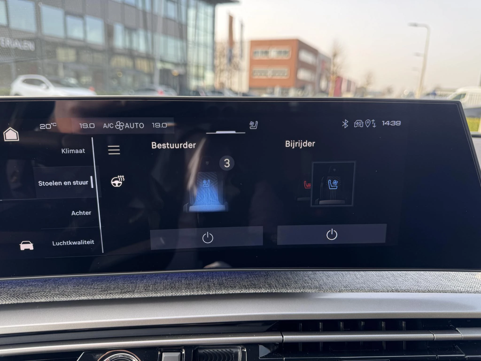 Peugeot-e-5008-image-24