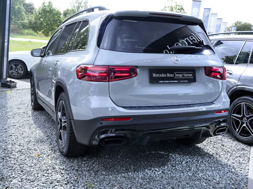 Mercedes-Benz-GLB 200-image-5