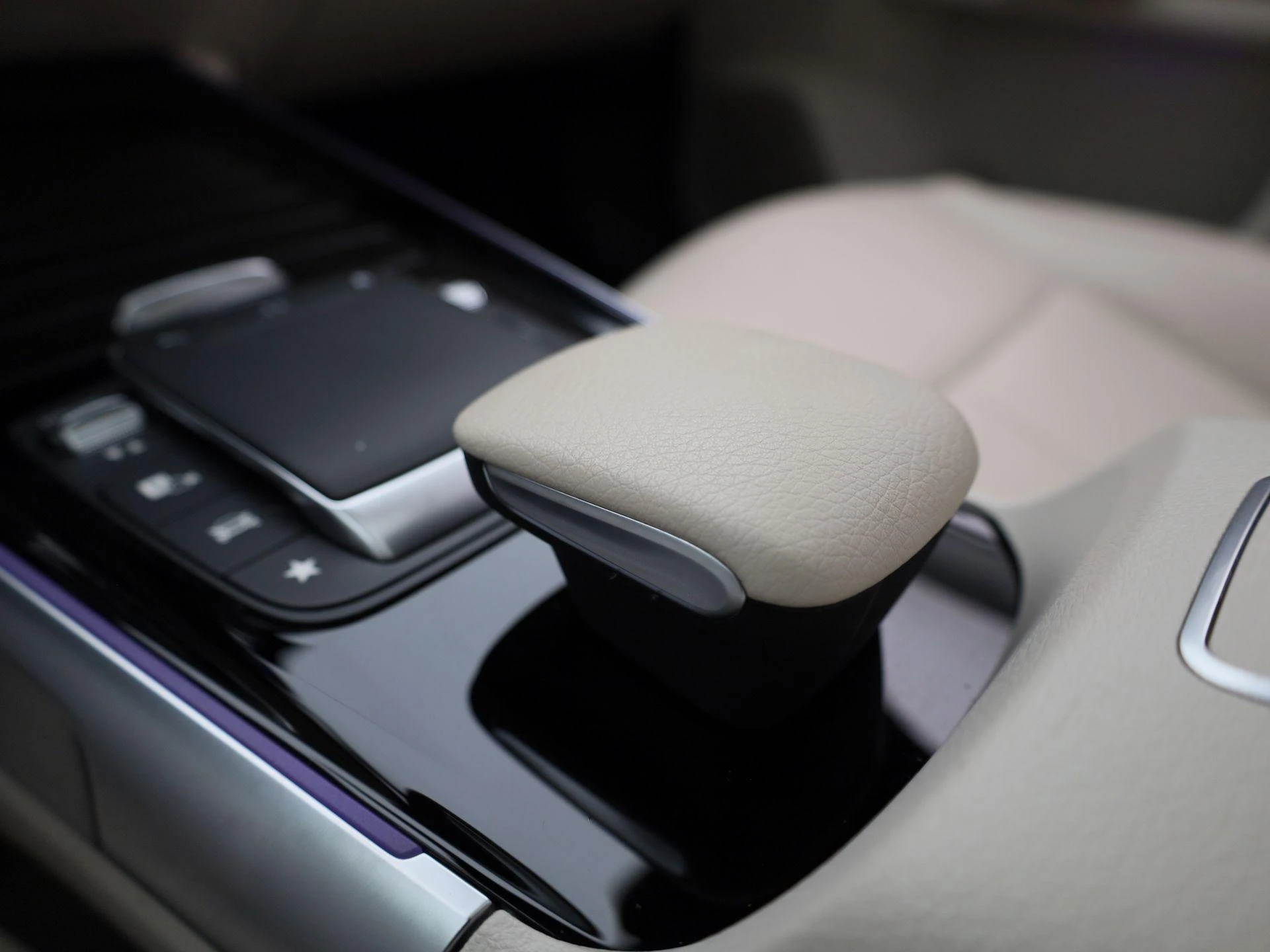 Mercedes-Benz-EQB-image-40