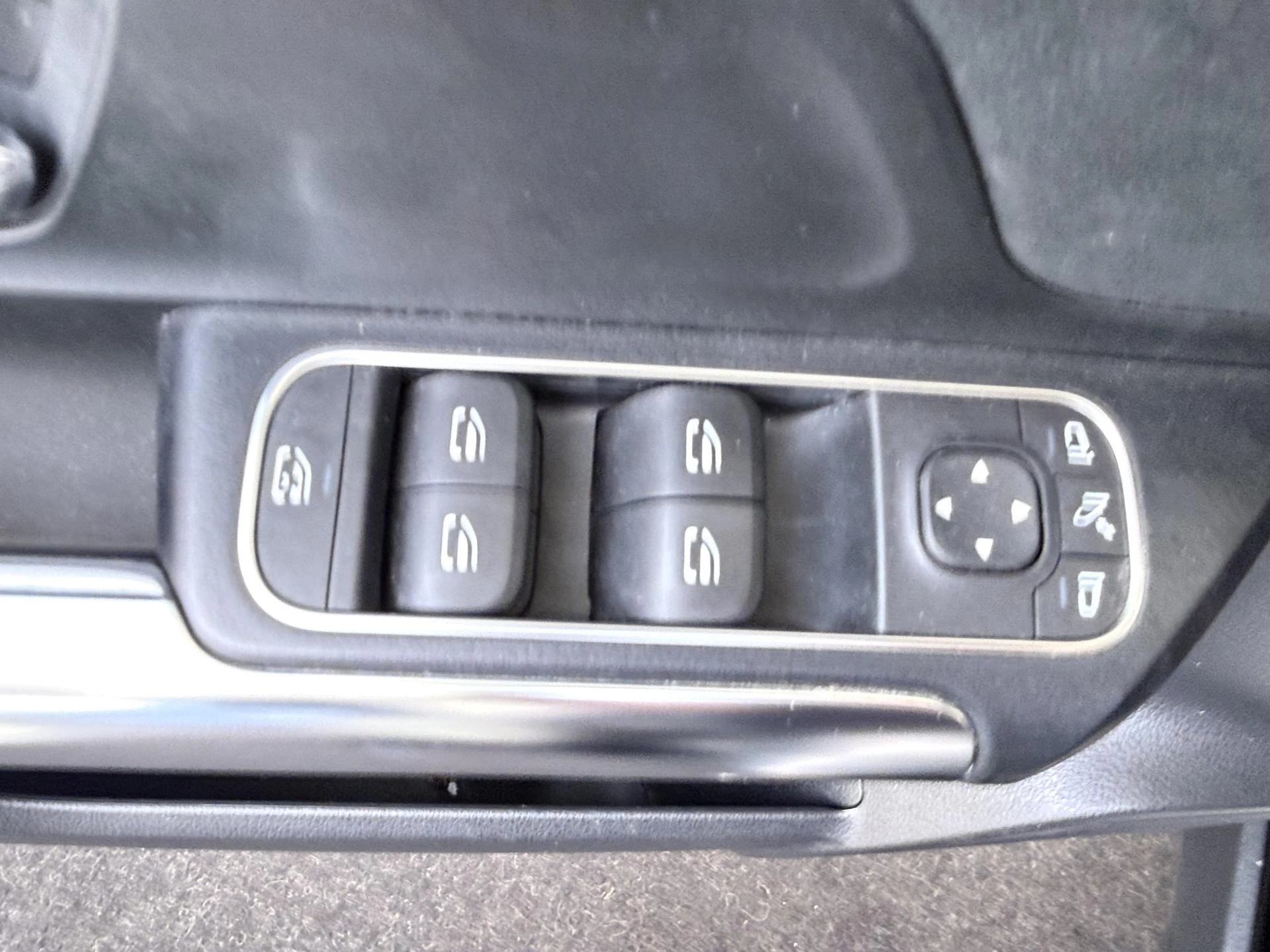 Mercedes-Benz-GLA-image-25