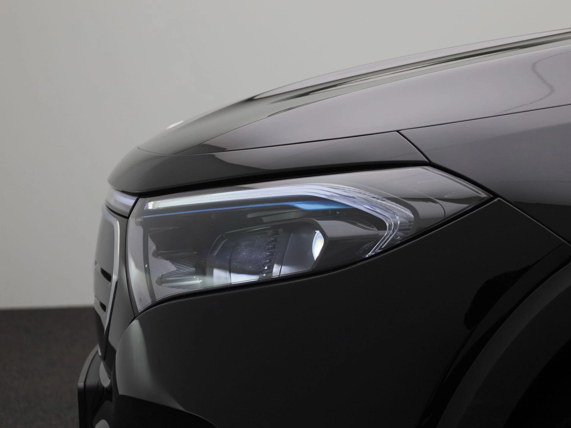 Mercedes-Benz-EQB-image-16