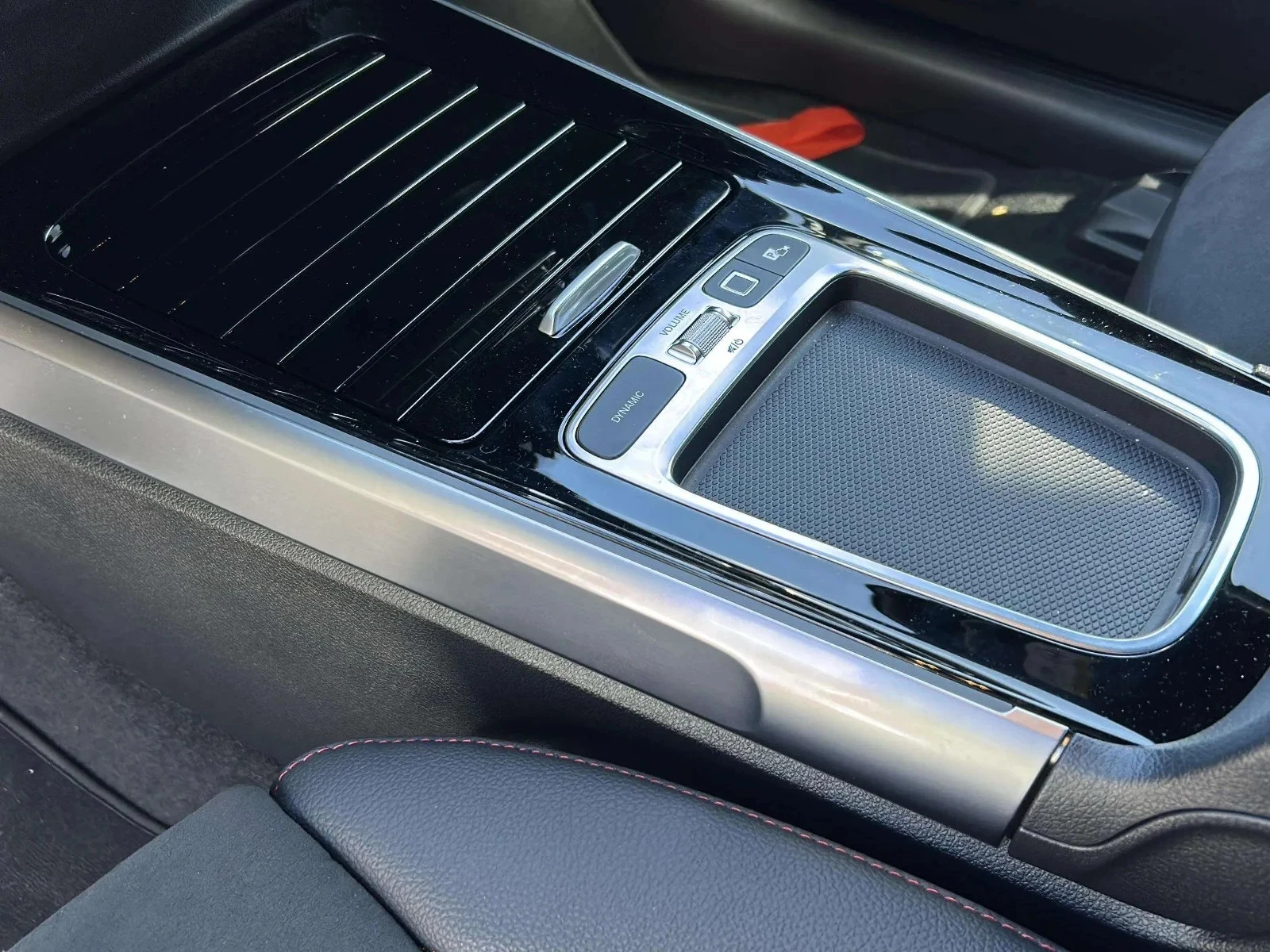 Mercedes-Benz-EQB-image-15