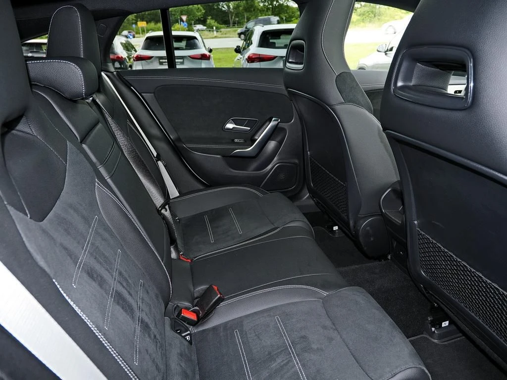 Mercedes-Benz-CLA 200-image-13