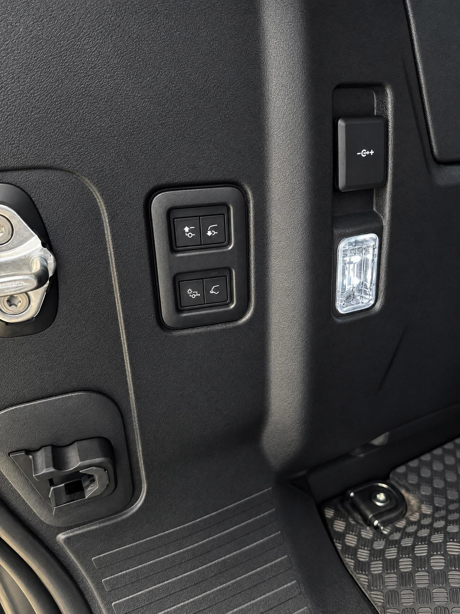 Land Rover-Defender-image-16