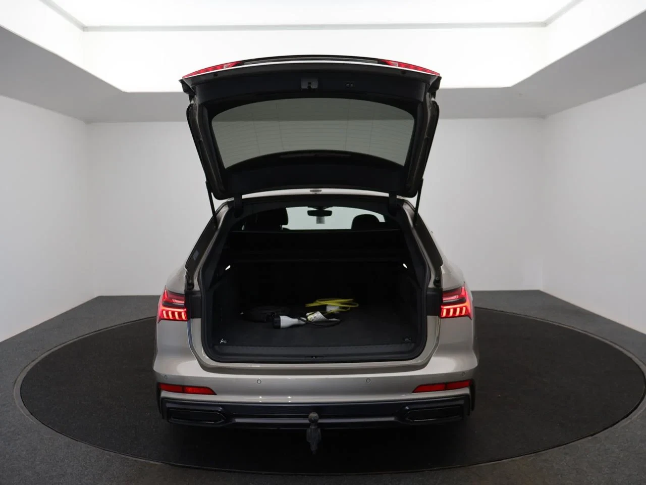 Audi A6 Avant PHEV Audi A6 Avant Competition 55 TFSI e quattro 270(367) kW(pk) S tronic
