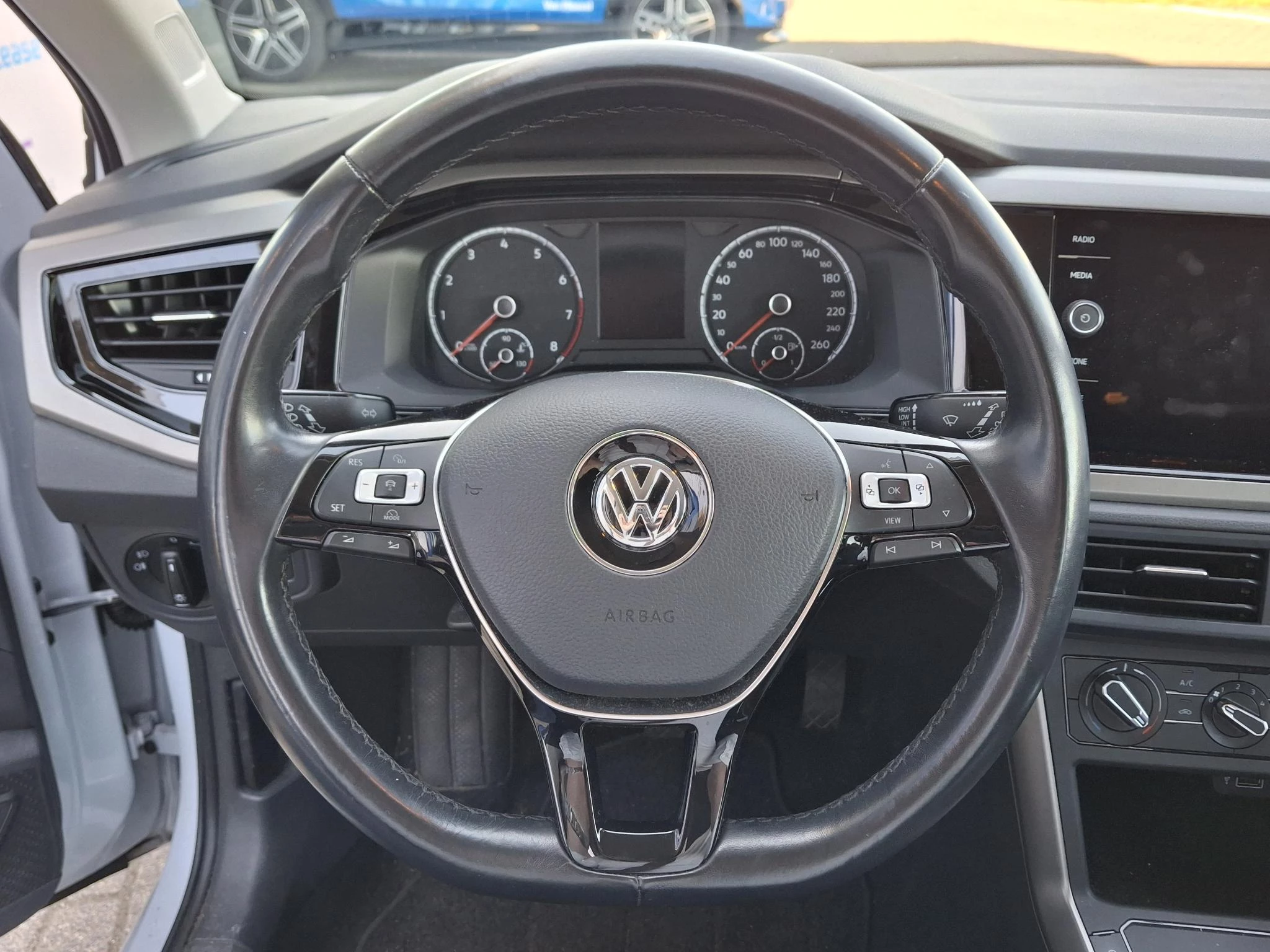 Volkswagen-Polo-image-9
