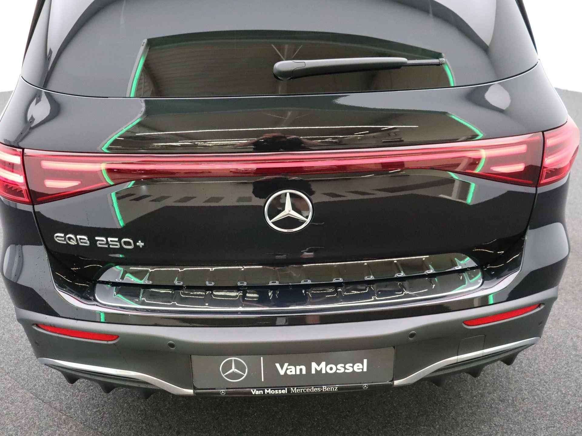 Mercedes-Benz-EQB-image-20