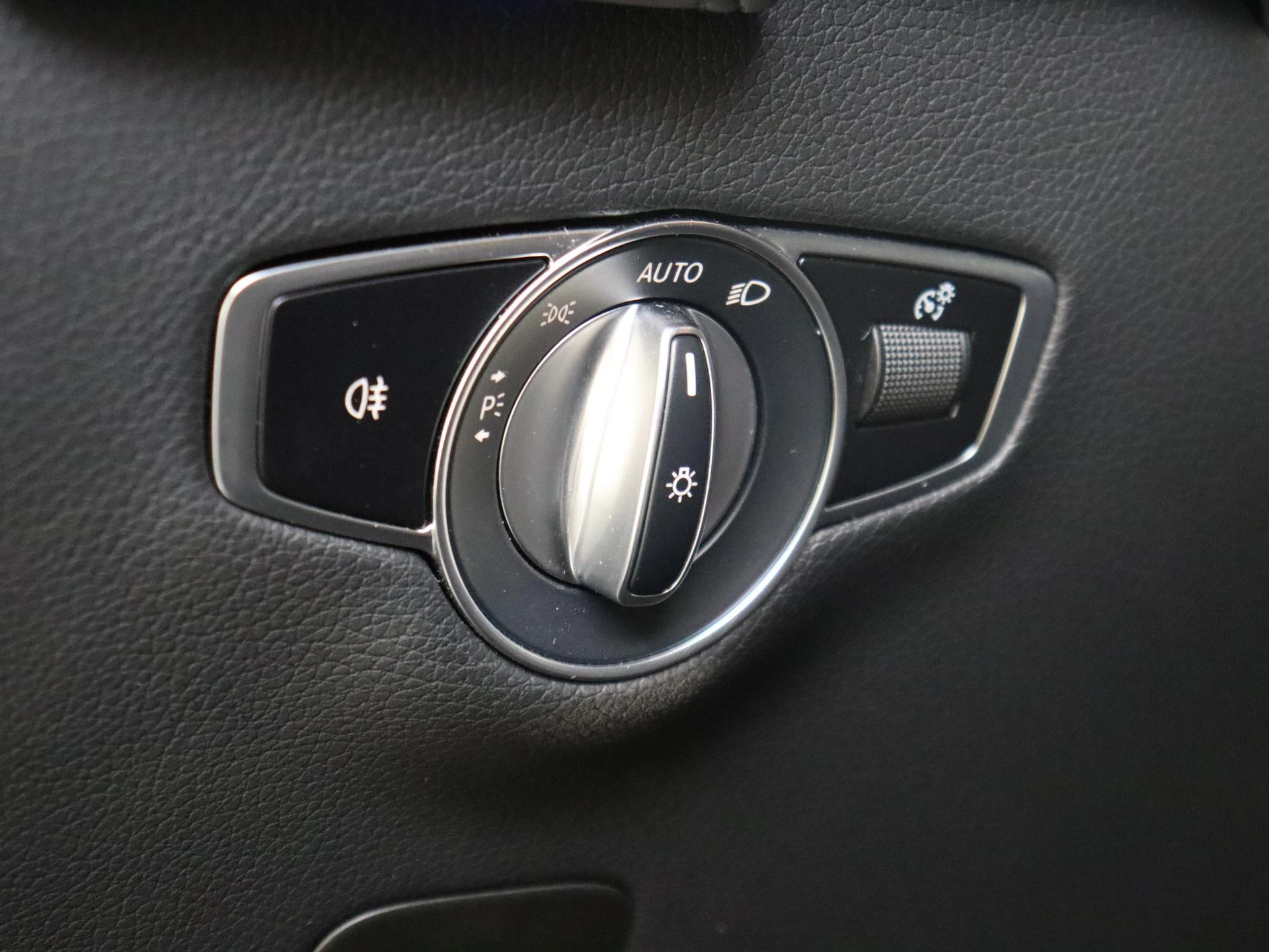 Mercedes-Benz-EQC-image-24