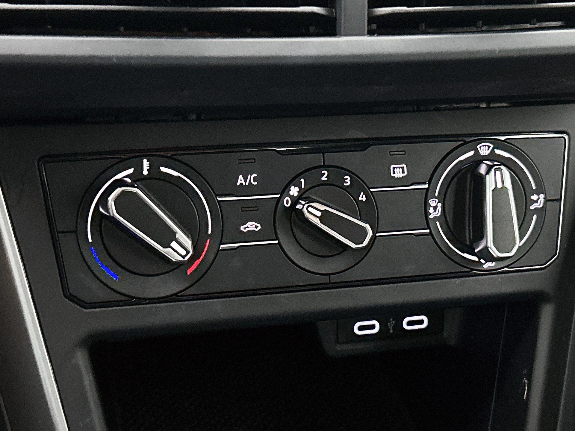 Volkswagen-Polo-image-24