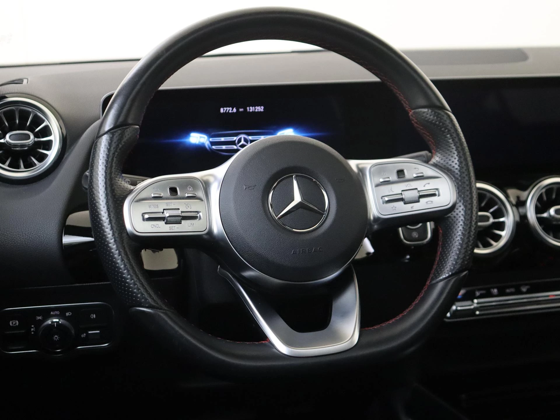 Mercedes-Benz-GLA-image-11