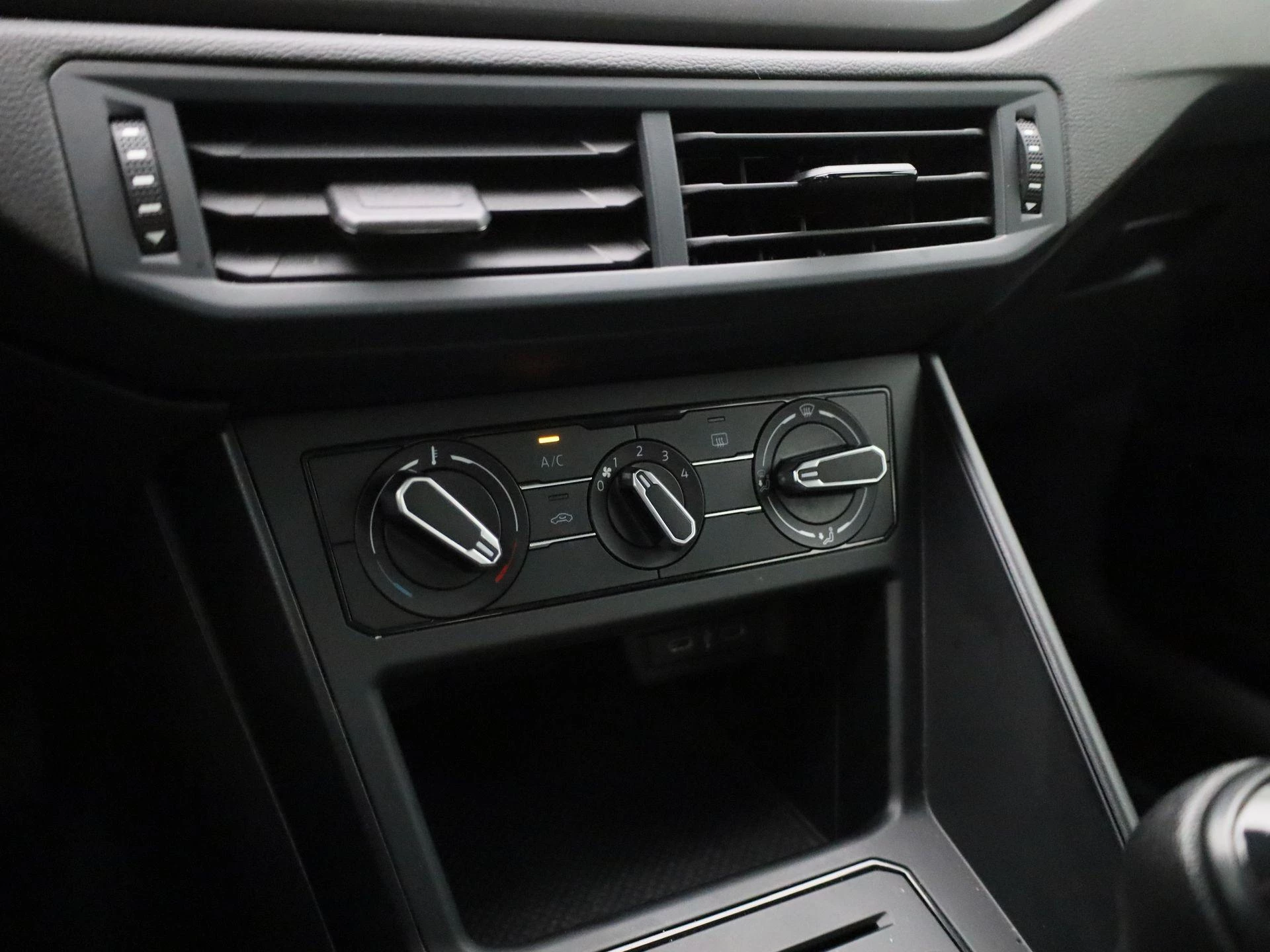 Volkswagen-Polo-image-14