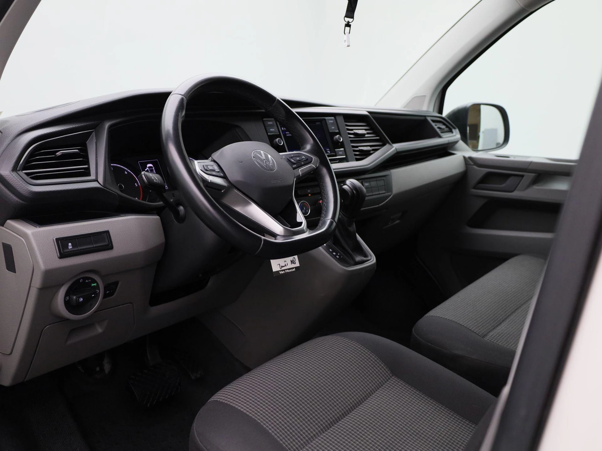 Volkswagen-Transporter-image-29