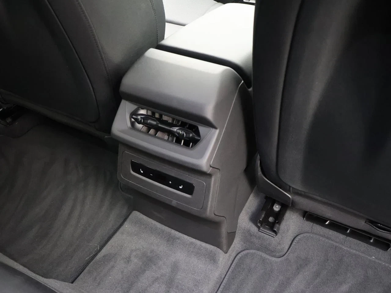 Audi-A6 Avant e-tron-image-26