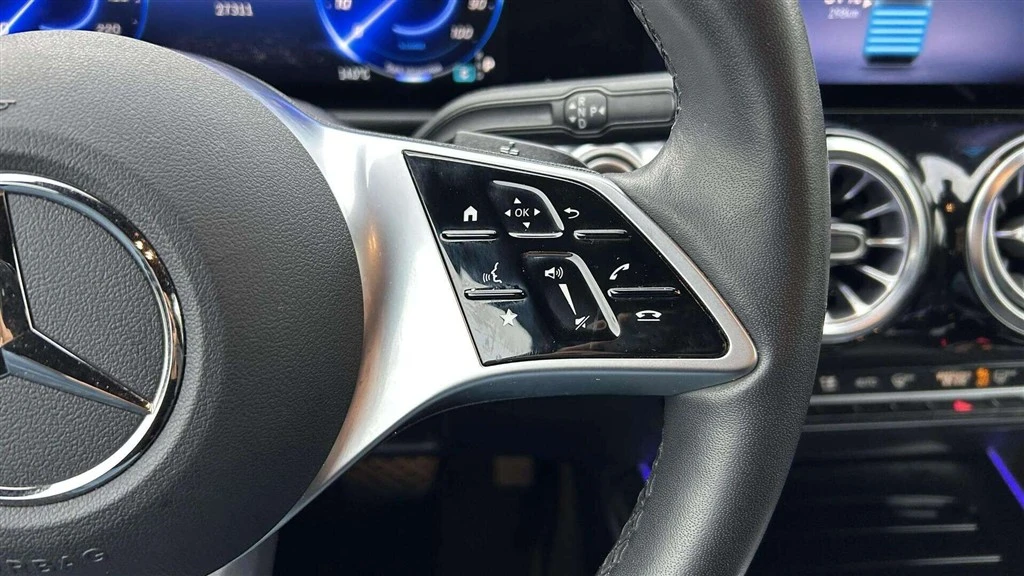 Mercedes-Benz-EQB-image-12
