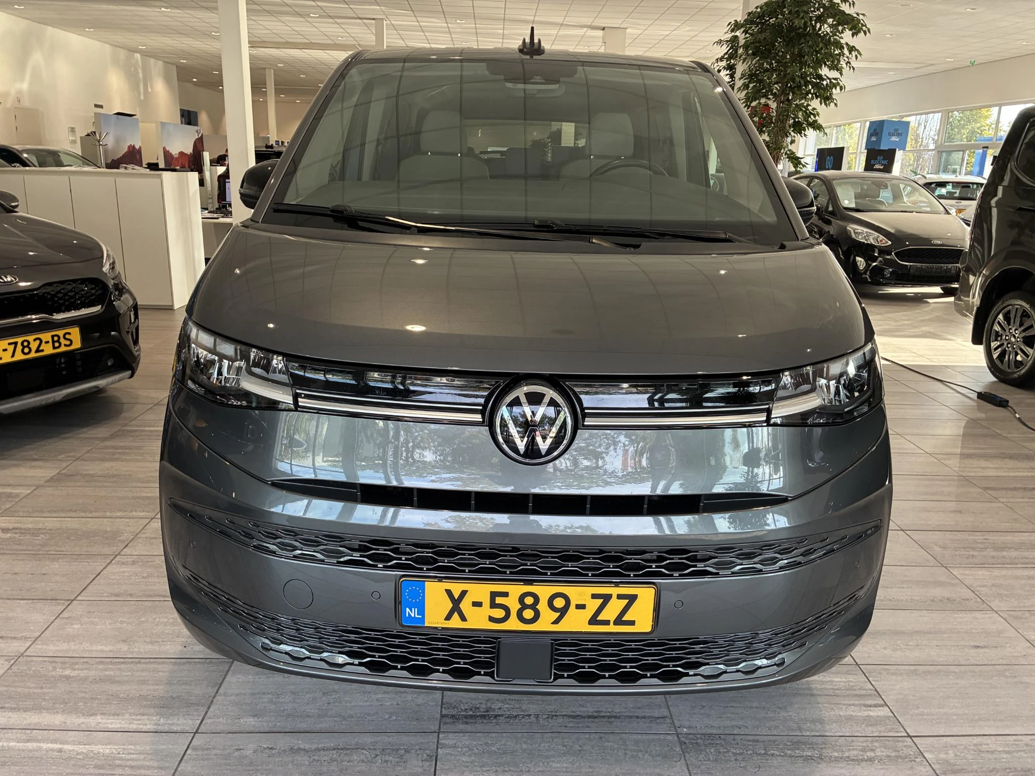 Volkswagen-Multivan-image-7